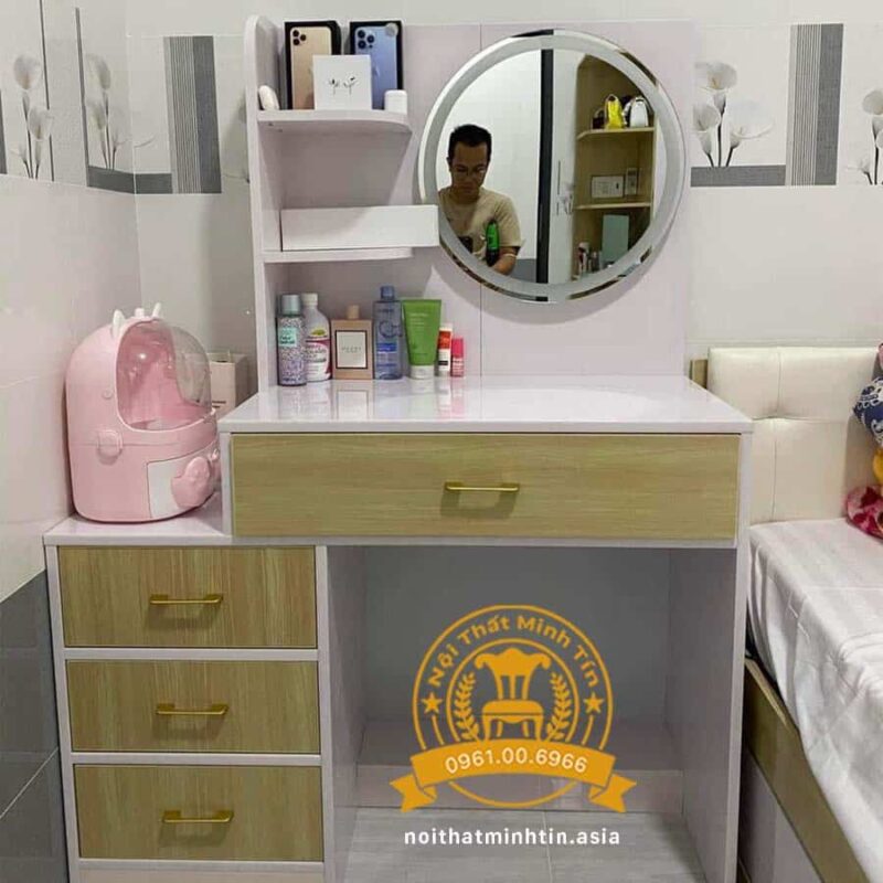 Ban trang diem nhua dai loan ke de do 3 ngan keo nho va 1 ngan keo lon MT 09008