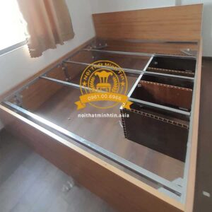 Noi that phong ngu tu nhua dai loan cua lua giuong va ban trang diem den LED sieu net MT 012026 (1)