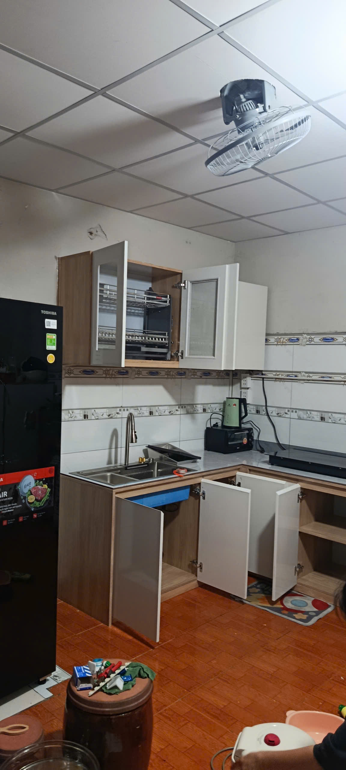 Hình ảnh xưởng sản xuất hoặc kỹ thuật viên Minh Tín đang thi công/lắp đặt tủ tại nhà khách hàng.
